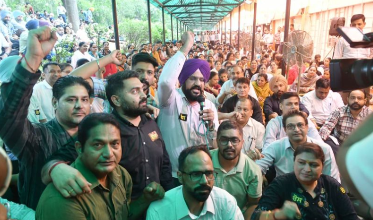 ਵੱਡੀ ਖਬਰ : ਸਰਕਾਰ ਨਾਲ ਮੀਟਿੰਗ ਤੋਂ ਬਾਅਦ ਮੁਲਾਜ਼ਮਾਂ ਨੇ ਵਾਪਸ ਲਈ ਹੜਤਾਲ
